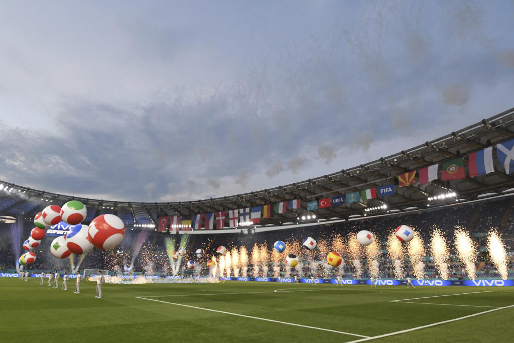 JB 34 Rím - Umelci počas vystúpenia na slávnostnom otvorení futbalových majstrovstiev Európy na Olympijskom štadióne v Ríme 11. júna 2021 pred zápasom Turecko - Taliansko na EURO 2020. FOTO TASR/AP
Artists perform during the opening ceremony prior to the Euro 2020, group A soccer match between Italy and Turkey, at the Rome Olympic stadium, Friday, June 11, 2021. (Alberto Lingria/Pool Photo via AP)
