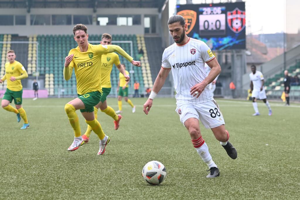 Na snímke vpravo hráč Trnavy Kyriakos Savvidis a hráč Žiliny Filip Mráz počas zápasu štvrťfinále Slovnaft Cupu medzi MŠK Žilina - FC Spartak Trnava v stredu 16. marca 2022 v Žiline. FOTO TASR - Lukáš Grinaj