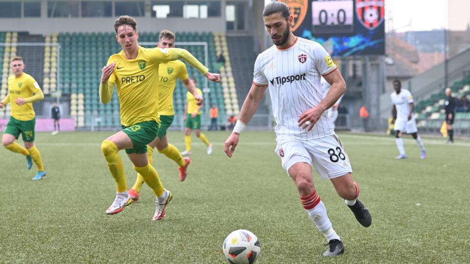 Na snímke vpravo hráč Trnavy Kyriakos Savvidis a hráč Žiliny Filip Mráz počas zápasu štvrťfinále Slovnaft Cupu medzi MŠK Žilina - FC Spartak Trnava v stredu 16. marca 2022 v Žiline. FOTO TASR - Lukáš Grinaj