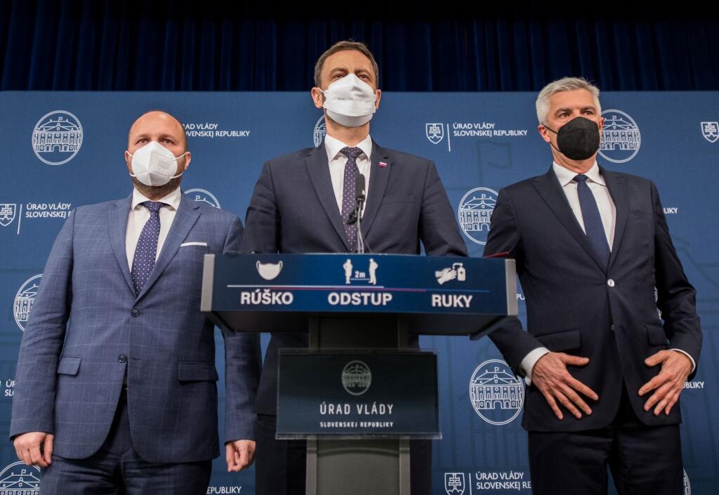 Na snímke uprostred predseda vlády SR Eduard Heger (OĽaNO), vľavo minister obrany SR Jaroslav Naď (OĽaNO) a vpravo minister zahraničných vecí a európskych záležitostí SR Ivan Korčok (nominant SaS) počas vyhlásenia o vyhostení  troch ruských diplomatov 22. apríla 2021 v Bratislave. FOTO TASR - Martin Baumann