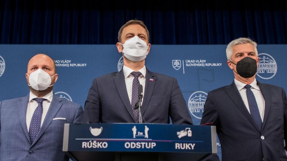 Na snímke uprostred predseda vlády SR Eduard Heger (OĽaNO), vľavo minister obrany SR Jaroslav Naď (OĽaNO) a vpravo minister zahraničných vecí a európskych záležitostí SR Ivan Korčok (nominant SaS) počas vyhlásenia o vyhostení troch ruských diplomatov 22. apríla 2021 v Bratislave. FOTO TASR - Martin Baumann