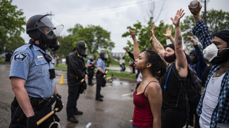 Stovky ľudí sa zhromaždili v utorok v meste Minneapolis v americkom štáte Minnesota na mieste, kde v pondelok počas policajného zásahu zomrel Afroameričan.