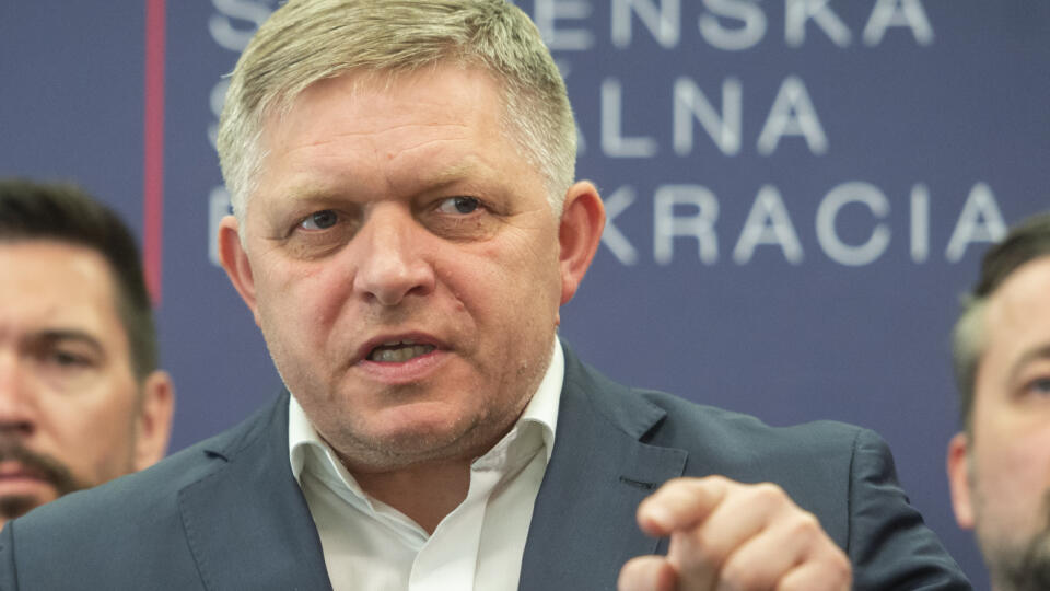 Na snímke predseda strany Smer-SD Robert Fico hovorí počas tlačovej konferencie po zasadnutí vedenia strany Smer-SD 21. apríla 2022 v Bratislave. FOTO TASR - Martin Baumann