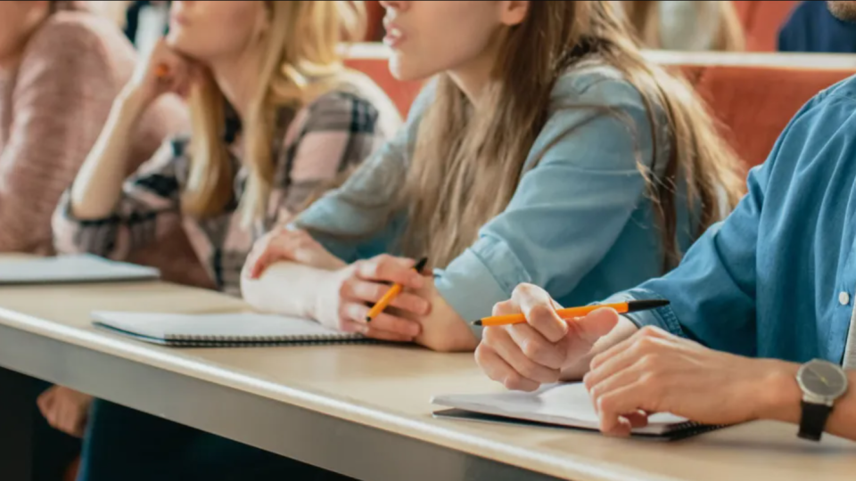 Takmer polovica ľudí by si dnes zvolila úplne iný odbor, ako študovala