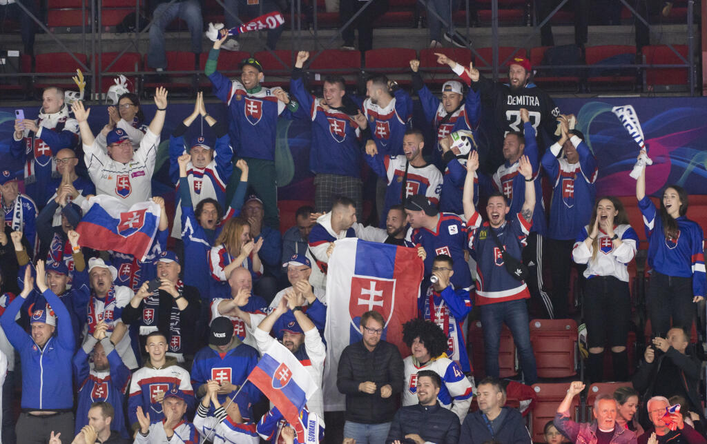 Na snímke slovenskí fanúšikovia sa tešia po strelení gólu v úvodnom zápase slovenskej hokejovej reprezentácie v základnej A - skupine Francúzsko - Slovensko na 85. majstrovstvách sveta v ľadovom hokeji v Helsinkách v piatok 13. mája 2022. Úvodný gól zápasu strelil Pavol Regenda. FOTO TASR - Martin Baumann