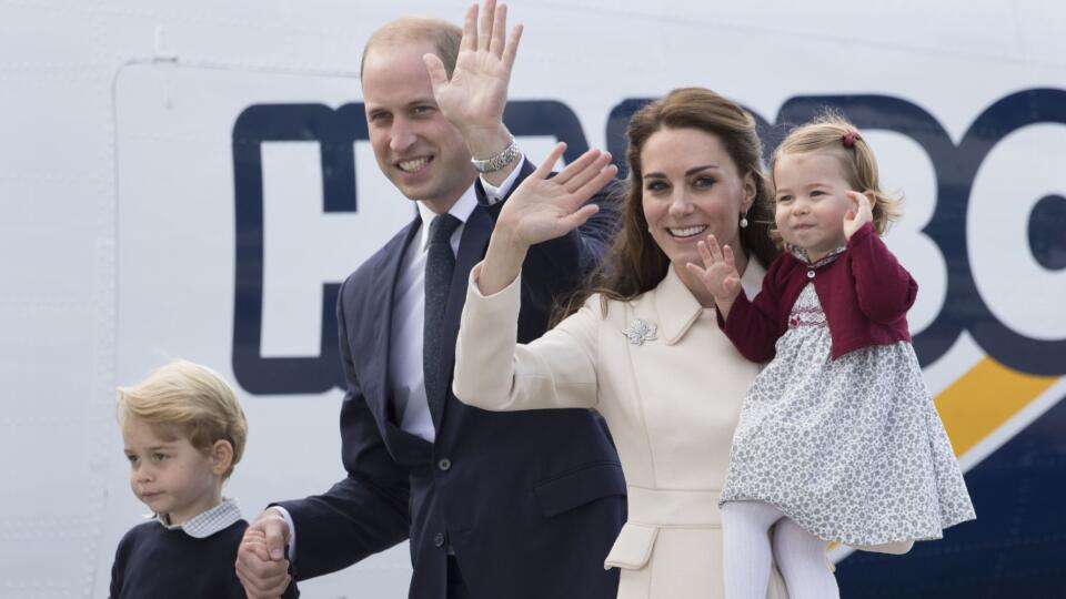 Kráľovská rodinka s malým princom Georgom a princezničkou Charlotte.