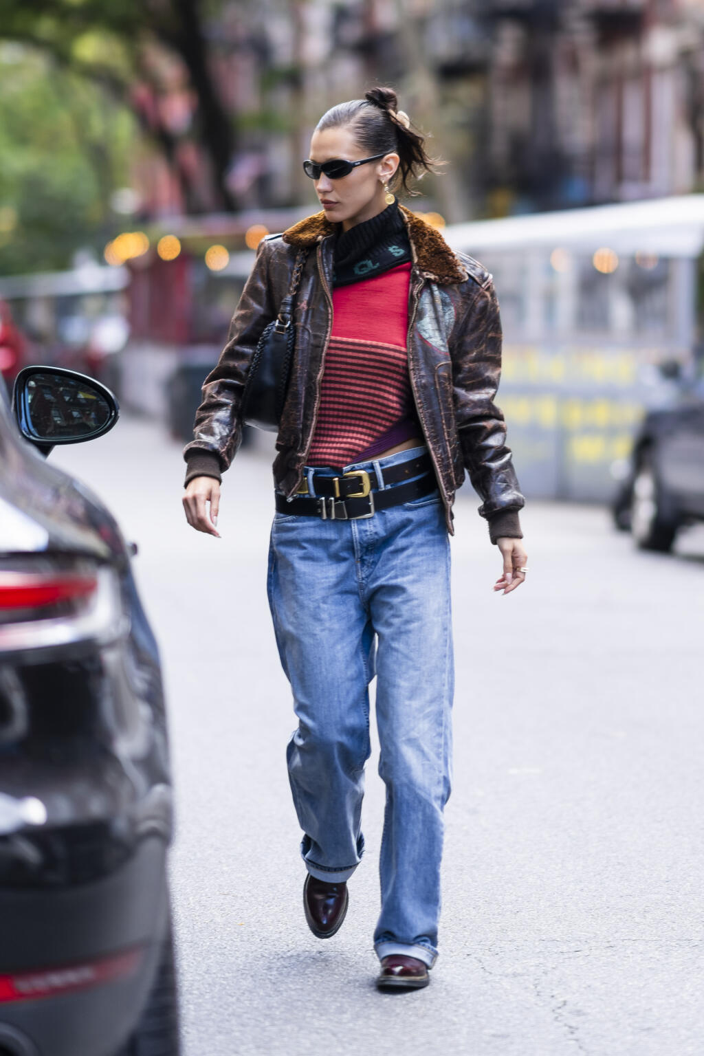 Bella Hadid a jej outfit s dvoma opaskami