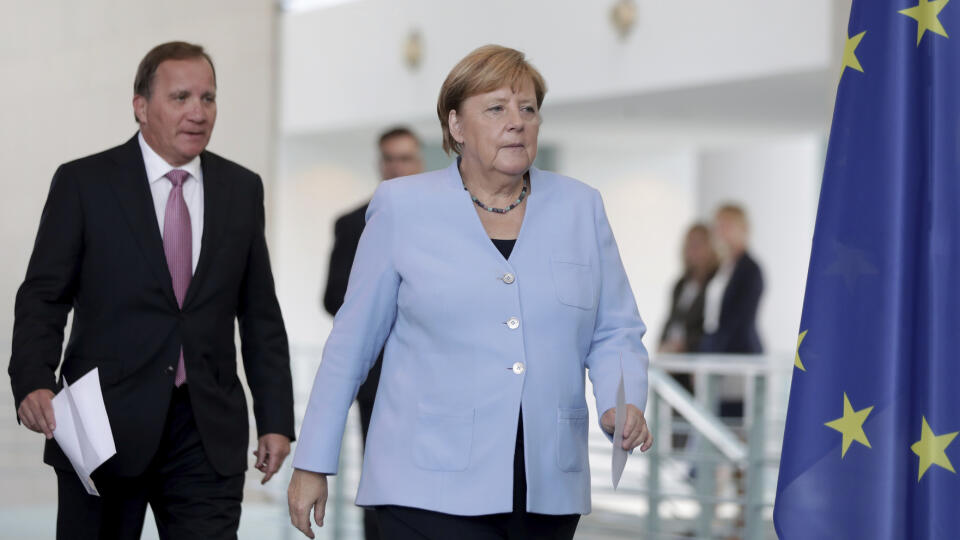 JB 1 Berlín - Nemecká kancelárka Angela Merkelová (vpravo) prichádza so švédskym premiérom Stefanom Löfvenom na spoločnú tlačovú konferenciu po ich stretnutí v Berlíne 3. septembra 2020. FOTO TASR/AP
German Chancellor Angela Merkel, right, and Sweden's Prime Minister Stefan Lofven, left, arrive for a joint press conference as part of a meeting in Berlin, Germany, Thursday, Sept. 3, 2020. (AP Photo/Michael Sohn, pool)