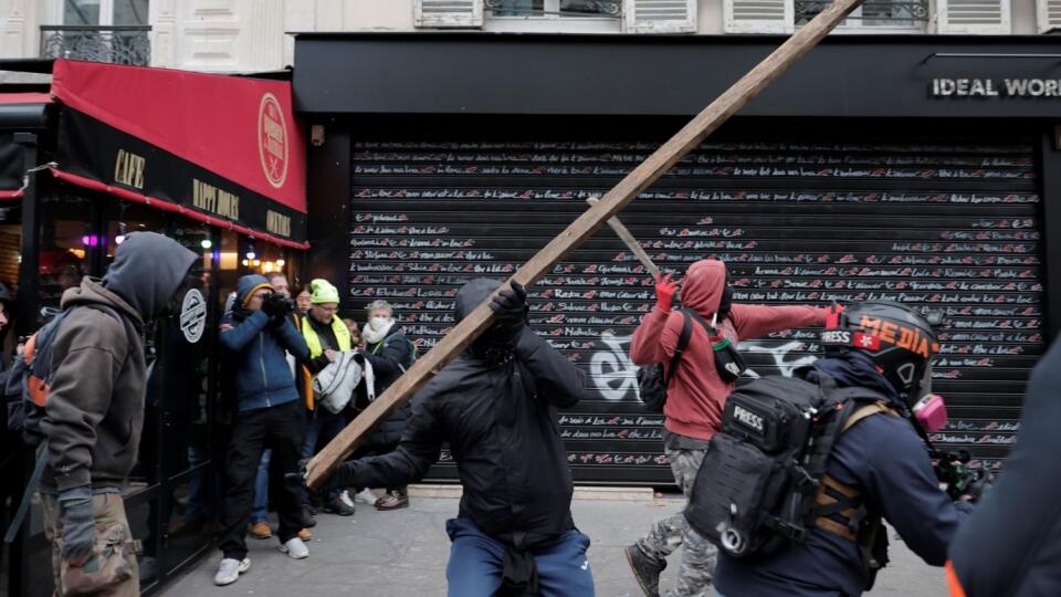 Mládež hádže kusy dreva počas protestu proti vládnemu návrhu na zvýšenie zákonného veku odchodu do dôchodku v Paríži vo štvrtok 19. januára 2023.