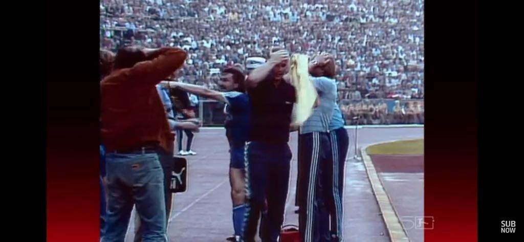 Pri futbalovom zápase Bundesligy v roku 1981 utrpel ťažké zranenie futbalista Ewald Lienen. V šoku ostali dokonca aj odborníci.