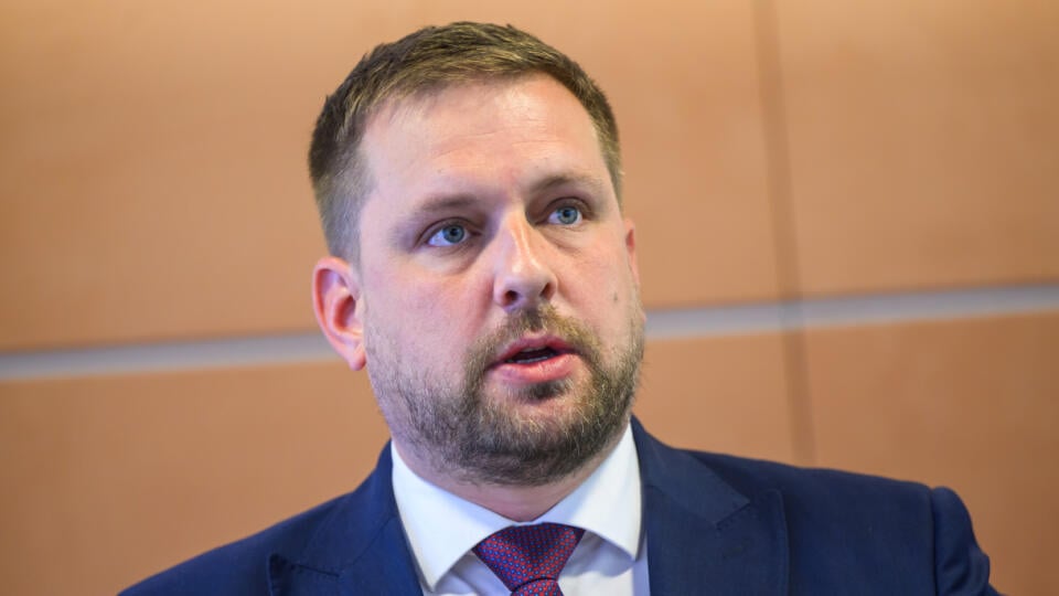 Na snímke minister zdravotníctva SR Kamil Šaško (Hlas-SD) počas tlačovej konferencie na tému Drogám hovoríme nekompromisné nie. V Bratislave 12. mája 2025. FOTO TASR - Jaroslav Novák