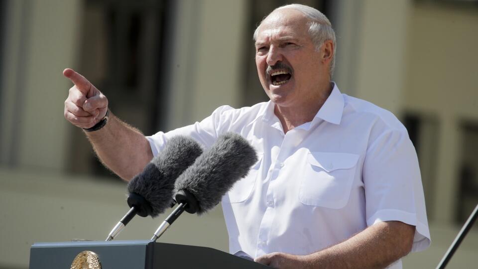 WA 15 Minsk - Bieloruský prezident Alexandr Lukašenko rečni pred svojimi podporovateľmi na Námestí nezávislosti v Minsku v nedeľu 16. augusta 2020. Približne 200.000 bieloruských podporovateľov opozície sa v nedeľu zišlo v centre hlavného mesta Minsk a spoločne podnikli