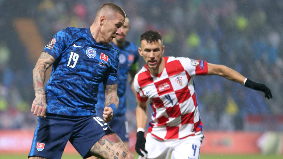 Slovenský futbalista Juraj Kucka (vľavo) sa ani v druhom vzájomnom zápase s Chorvátskom nevyhol zbytočnému faulu.
