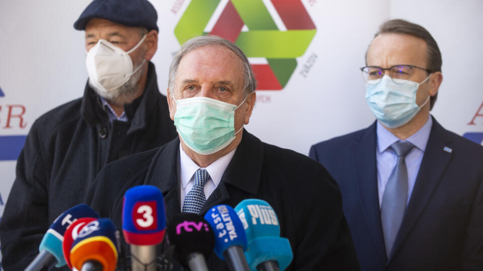 Na snímke zľava prezident Asociácie zamestnávateľských zväzov a združení (AZZZ) Tomáš Malatinský, predseda Slovenskej obchodnej a priemyselnej komory (SOPK) Peter Mihók a prezident Republikovej únie zamestnávateľov (RÚZ) Miroslav Kiraľvarga počas tlačovej konferencie na tému: Opatrenia na podporu ekonomiky. Keďže štát vyhlásil núdzový stav, čím obmedzil chod firiem, mal by na seba preniesť isté náklady, čím pomôže podnikom a živnostníkom prežiť. V Bratislave 31. marca 2020. FOTO TASR – Jakub Ko