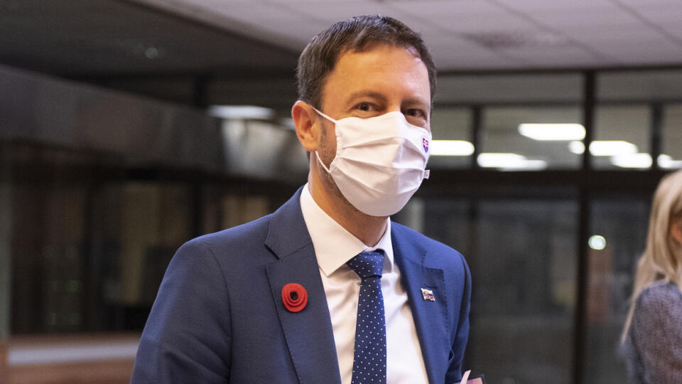 Na snímke minister financií SR Eduard Heger (OĽaNO) pred zasadnutím 51. schôdze vlády SR 11. novembra 2020 v Bratislave. FOTO TASR - Pavel Neubauer