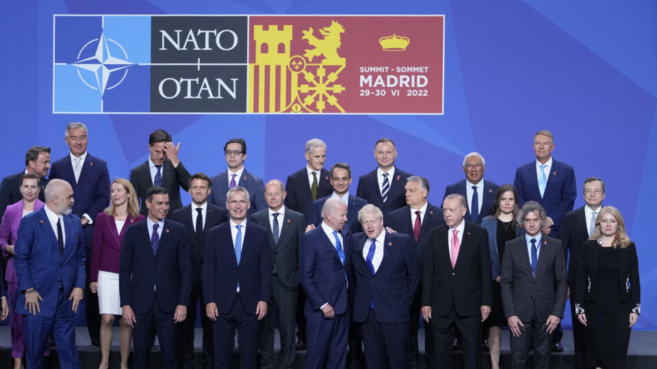 JB 21 Madrid - Americký prezident Joe Biden (vpredu piaty sprava) hovorí s britským premiérom Borisom Johnsonom (vpredu štvrtý sprava) počas spoločnej fotografie lídrov členských krajín NATO na summite NATO v Madride 29. júna 2022. V prednom rade vpravo prezidentka SR Zuzana Čaputová. Hlavy štátov a vlád 30 členských štátov NATO sa počas prvého dňa summitu v Madride rozhodli výrazne posilniť východné krídlo Aliancie. Okrem toho sa dohodli na novej strategickej koncepcii ozbrojených síl, ktorá po