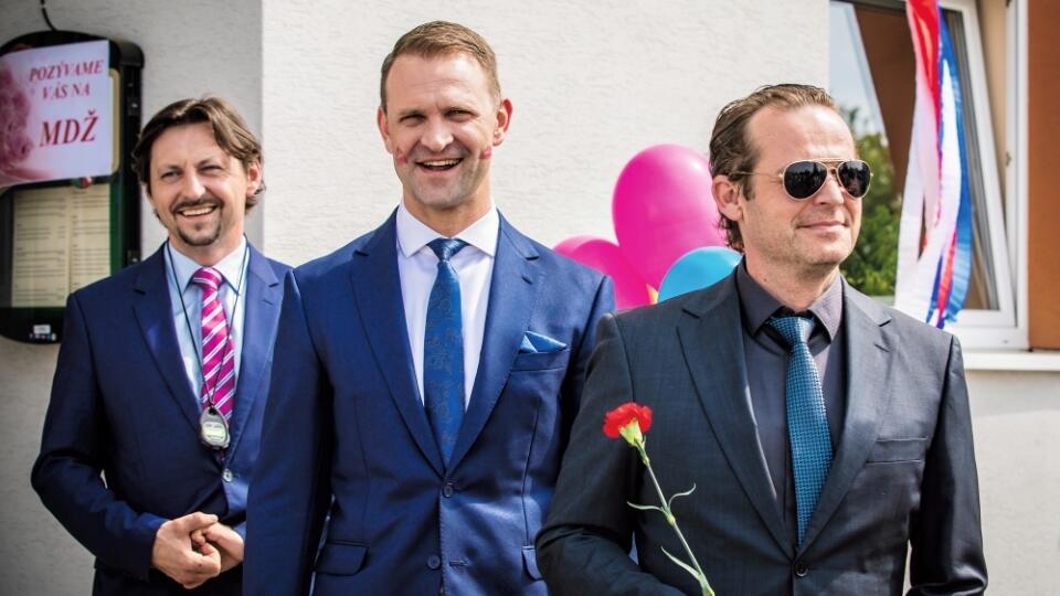 Seriálového premiéra poznáme ako uhladeného fešáka...... no pre iné projekty museli tvorcovia
Ministrov zmeniť jeho imidž.