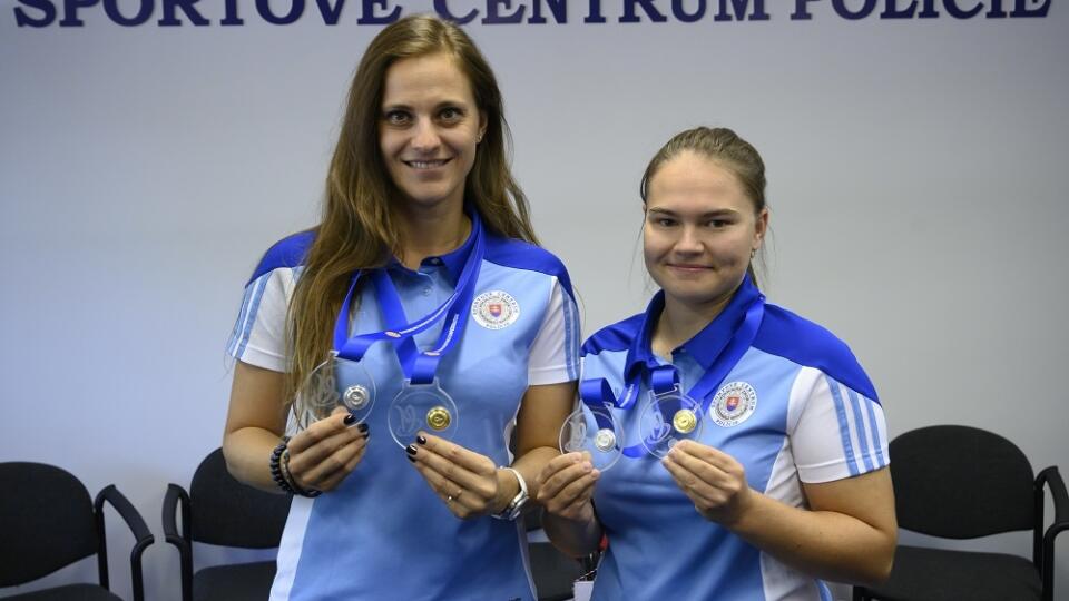 Na snímke úspešné slovenské reprezentantky v športovej streľbe v skeete z ME v talianskom Lonate zlatá Danka Barteková (vľavo) a strieborná juniorka Vanesa Hocková (vpravo).