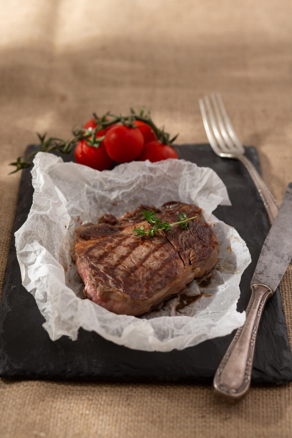 Grilovaný steak patrí k letnej párty.