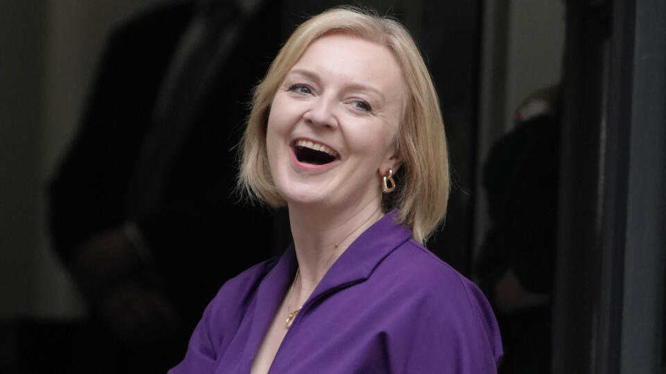 Na snímke nová líderka britskej Konzervatívnej strany a súčasná britská ministerka zahraničných vecí Liz Trussová prichádza do sídla Konzervatívnej strany po jej víťazstve vo voľbe o post lídra britskej Konzervatívnej strany v Londýne 5. septembra 2022.