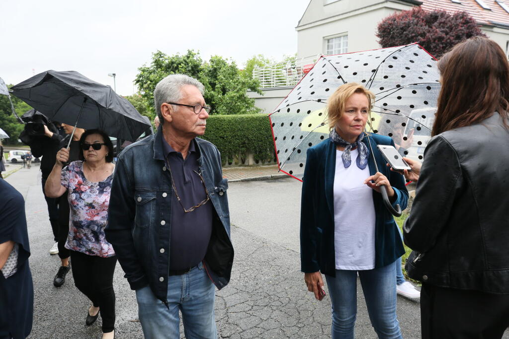 Posledná rozlúčka s Libuškou Šafránkovou (†68). Na snímke herečka Jitka Sedláčková s priateľom Pavlom Töpferom.
