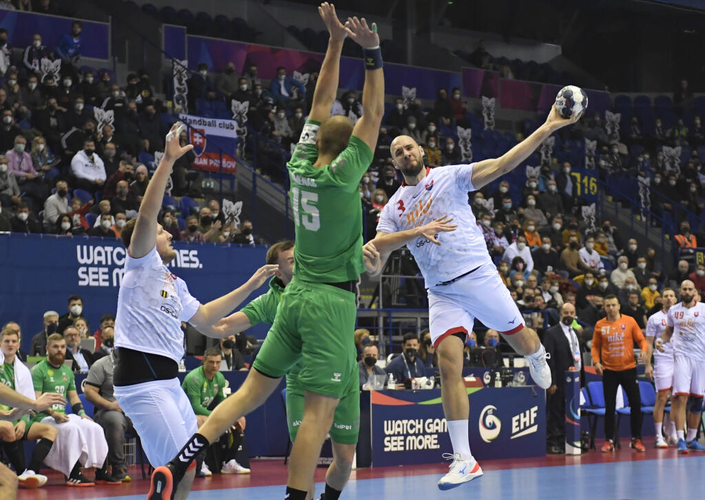 Na snímke s loptou Patrik Hruščák (Slovensko), uprostred Lukas Simenas (Litva) v zápase základnej F-skupiny majstrovstiev Európy v hádzanej mužov Slovensko - Litva.