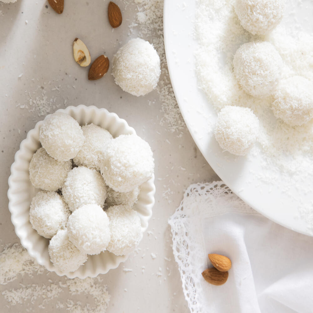 kokosové guľky
recept:
40 KUSOV, PRÍPRAVA 20 MINÚT • 200g kokosovej smotany
(tuhá časť z plechovky
studeného kokosového
mlieka)
• 130g sušeného kokosu • 30 – 60g medu alebo
javorového sirupu
• štipka vanilky • nelúpané mandle • sušený kokos
na obaľovanie
1. Kokosovú smotanu, sušený
kokos, med alebo javorový
sirup a vanilku dajte do nádoby
mixéra.
2. Všetko spolu riadne vymixuj
-
te, niekoľkokrát pritom stierkou
zotrite hmotu z krajov nádo
-
by. Kokosovú zmes preložte
do misky a nechajte aspoň
2