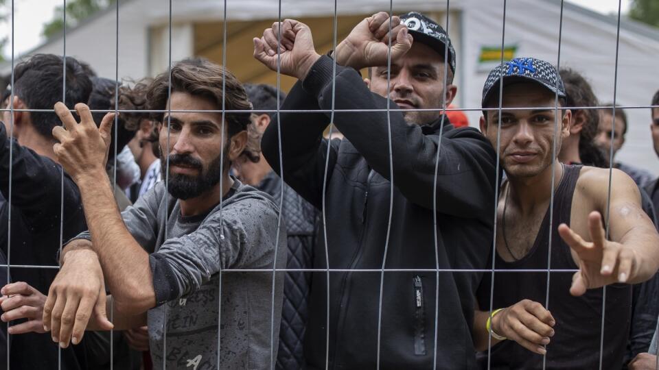 JB 5 Rudninkai Archív - Na archívnej snímke zo 4. augusta 2021 migranti stoja za plotom v novopostavenom utečeneckom tábre na vojenskej tréningovej základni, 38 km južne od Vilniusu. Niekoľkí bieloruskí pohraničníci prekročili litovské hranice pri tom, ako do Litvy pretláčali desiatky migrantov. V utorok 17. augusta to uviedla litovská ministerka vnútra Agné Bilotaité, informovala agentúra AFP.