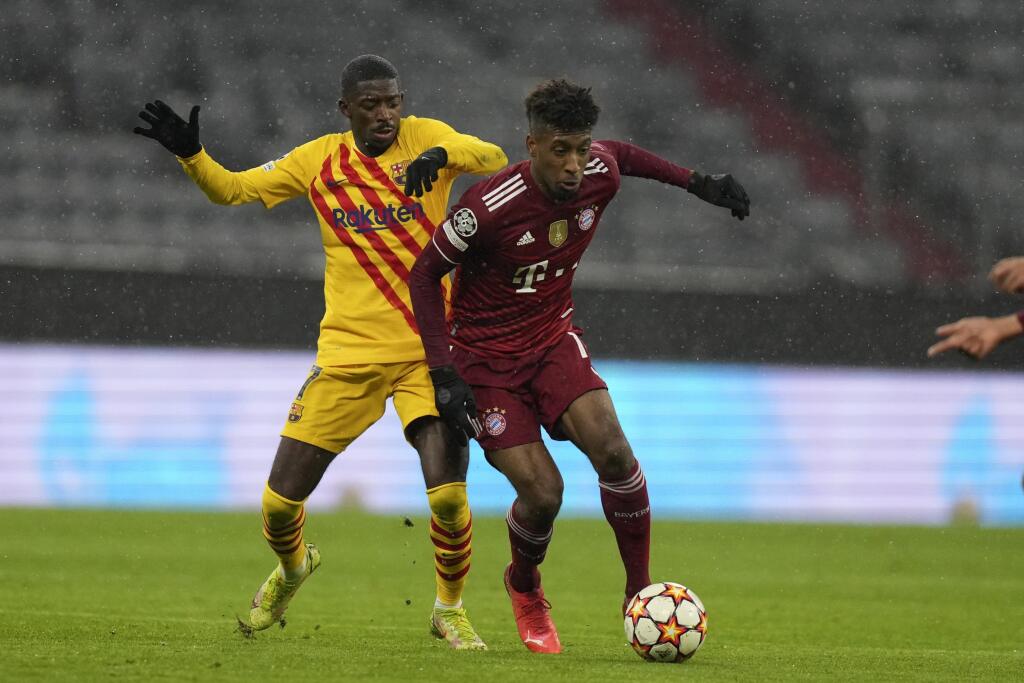 Hráč Barcelony Ousmane Dembele (vľavo) sa pokúša zastaviť Kingsleyho Comana z Bayernu v zápase E-skupiny Ligy majstrov Bayern Mníchov - FC Barcelona v Mníchove 8. decembra 2021. FOTO TASR/AP