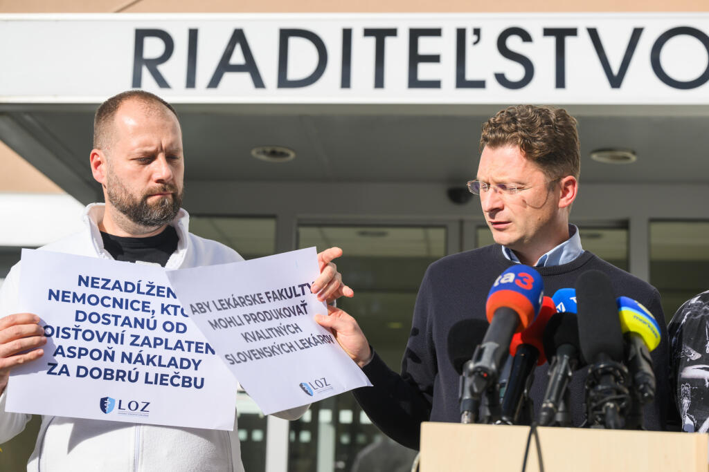 Na snímke zľava podpredseda Lekárskeho Odborového Združenia (LOZ) Miroslav Mendel a predseda Lekárskeho odborového združenia (LOZ) Peter Visolajský počas tlačovej konferencie LOZ  na tému: Avizované kroky lekárov sa stávajú skutočnosťou. V Bratislave 29. októbra 2024. FOTO TASR - Jaroslav Novák
