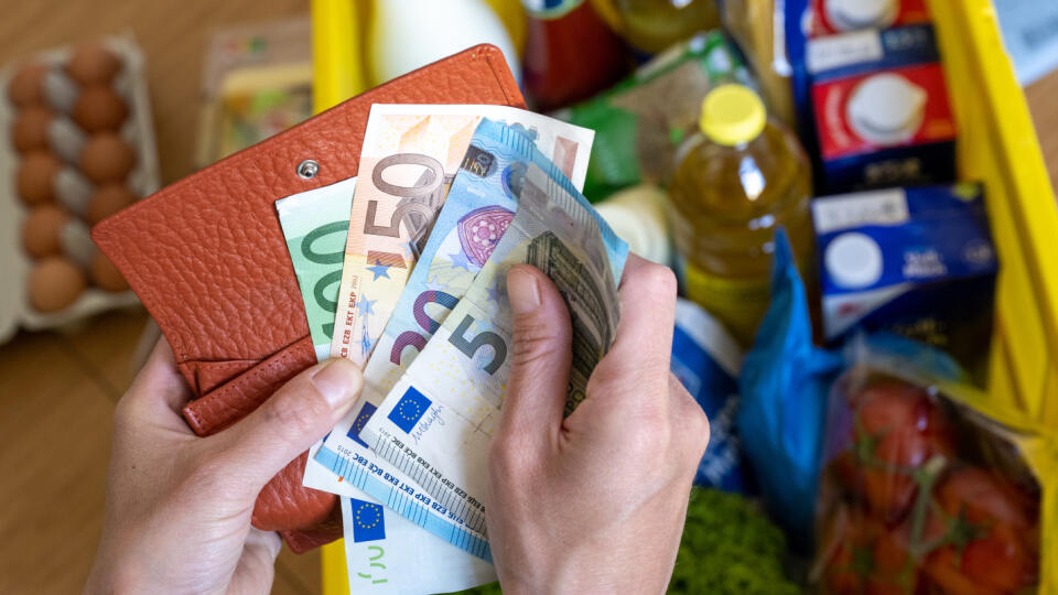 WA 12 archív Lipsko - Na snímke žena drží v rukách eurové bankovky nad nákupom v meste Lipsko v spolkovej krajine Sasko na východe Nemecka. Medziročný rast inflácie v Nemecku v auguste opäť nabral tempo v dôsledku stúpajúcich cien energií a ďalších položiek. To zvyšuje tlak na domácnosti. Ukázali to v utorok oficiálne údaje spolkového štatistického úradu Destatis, ktoré TASR prevzala z AFP. FOTO TASR/AP
ARCHIV - 02.06.2022, Sachsen, Leipzig: Eine Einkaufskiste mit Lebensmitteln steht auf ein