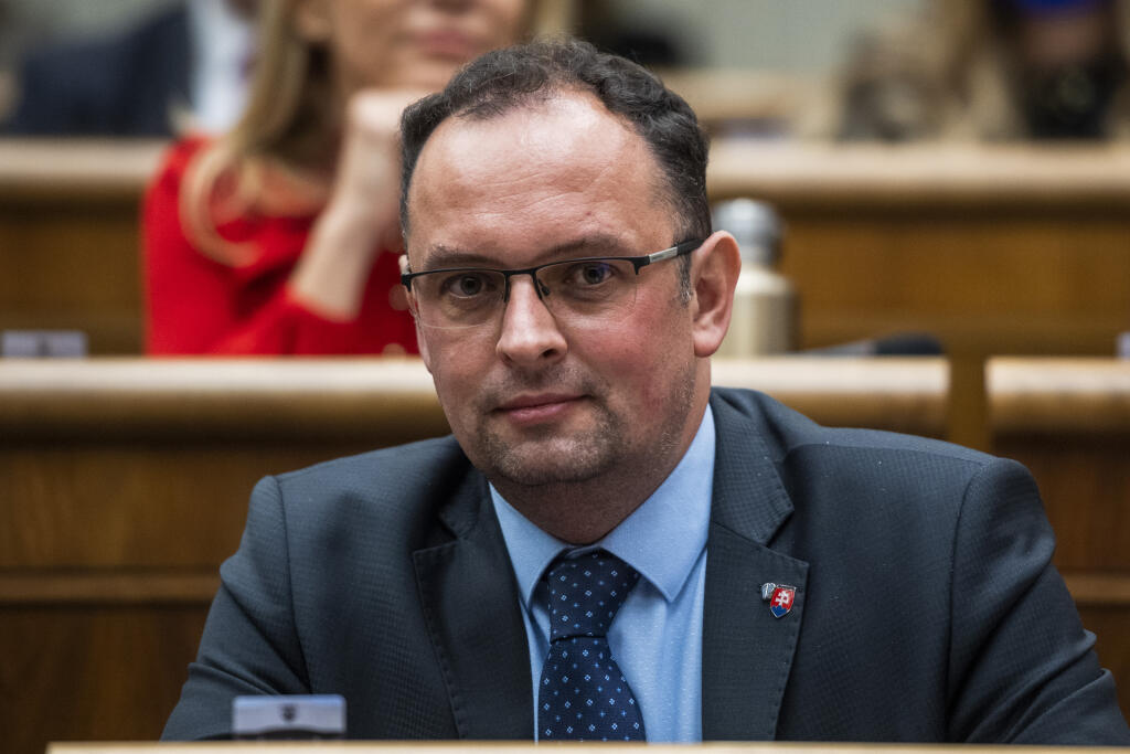 Na snímke nezaradený poslanec Národnej rady (NR) SR Martin Čepček sedí v pléne parlamentu pred hlasovaním o návrhu na vyslovenie nedôvery vláde premiéra Eduarda Hegera (OĽANO) v Bratislave v utorok 13. decembra 2022. Hlasovanie o návrhu na vyslovenie nedôvery vláde sa posúva na štvrtok 15. decembra na 17.00 h. Poslanci parlamentu o tom rozhodli v utorok napoludnie, keď odsúhlasili procedurálny návrh predsedu poslaneckého klubu OĽANO Michala Šipoša. Odôvodnil to potrebou vytvoriť priestor na roko