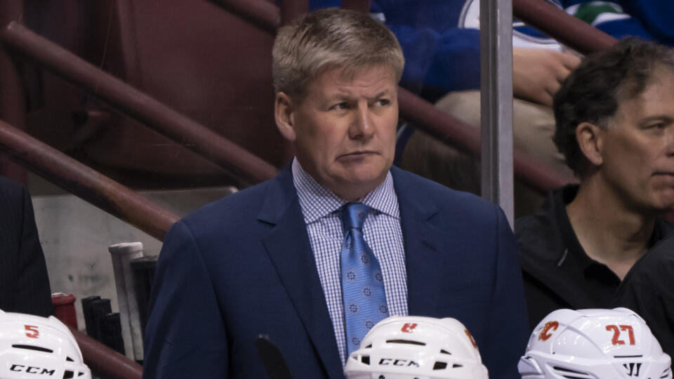 Bill Peters už nie je trénerom hokejistov Calgary Flames.