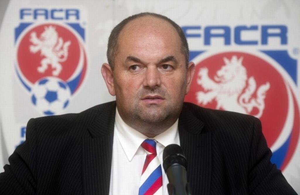Bývalého predsedu Futbalovej asociácie ČR Miroslava Peltu odsúdili v kauze zmanipulovaných dotácií na šesť rokov za mrežami.