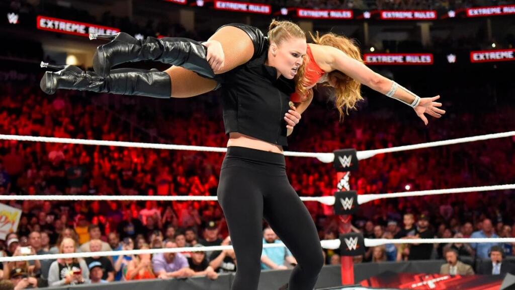 Dnes je klietka minulosť. Ronda hviezdi vo svete wrestlingu.