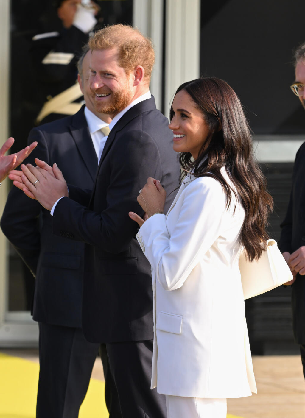 Harry s Meghan sa zúčastnili súkromnej recepcie, na ktorú vojvodkyňa dorazila v bielom kostýme od Valentina za 5-tisíc eur a v kabelke rovnakej značky, ktorej hodnota sa šplhá k sume 3 000 eur.