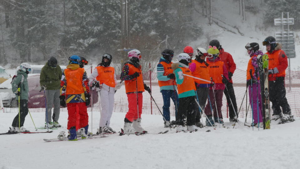 Na snímke žiaci počas lyžiarskeho výcviku vo Vrátnej doline na lyžiarskom stredisku Paseky dňa 5. februára 2020. FOTO TASR - Erika Ďurčová