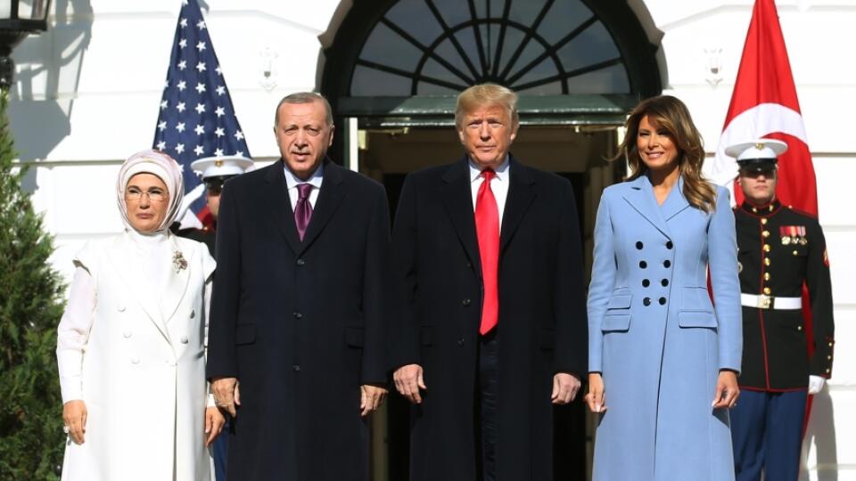 Prezident USA Donald Trump s manželkou Melaniou privítali v Bielom dome tureckého prezidenta Erdogana s manželkou Emine.