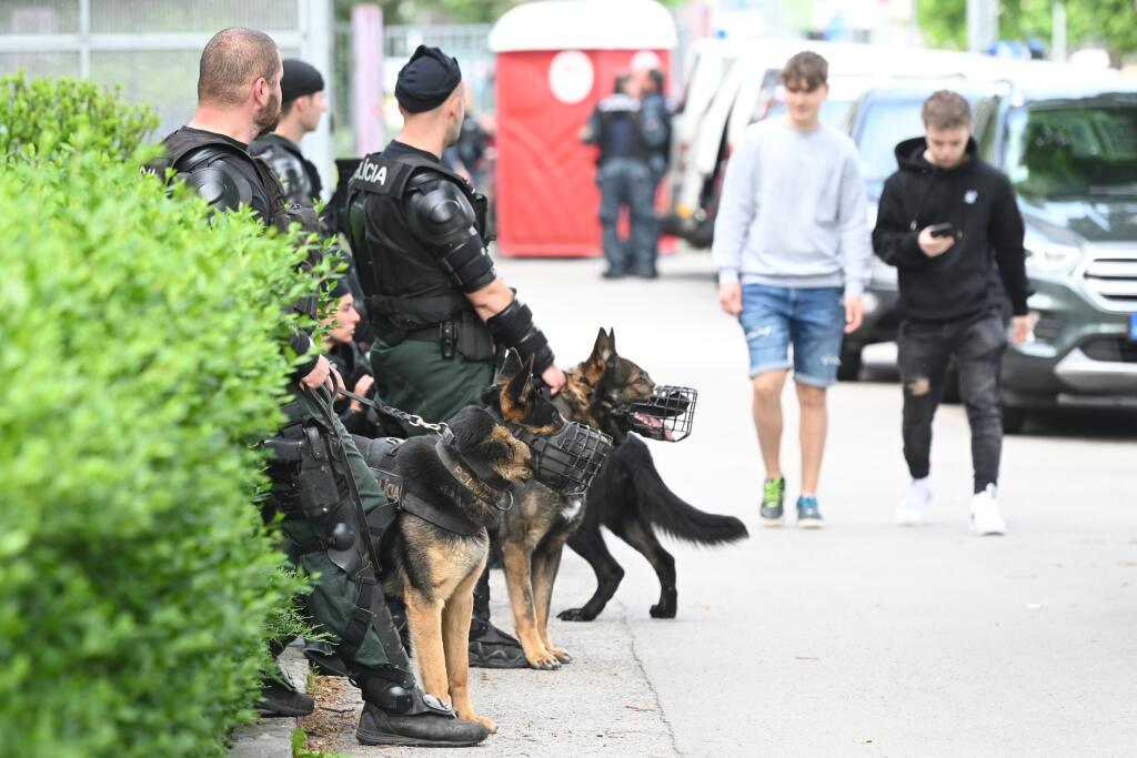 Na snímke policajti so psami pred začiatkom finálového zápasu Slovenského pohára - Slovnaft Cupu medzi ŠK Slovan Bratislava a FC Spartak Trnava v Bratislave v nedeľu 8. mája 2022.