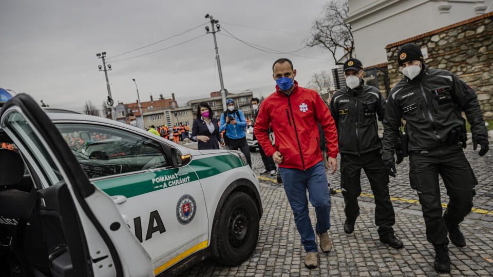 Pracovníci záchranných zdravotných služieb prišli pred budovu Národnej rady Slovenskej republiky  „“poďakovať“ vláde a poslancom za (ne)navýšenie miezd. Príslušníci PZSR legitimovali všetky prítomné osoby a udelili im na mieste blokovú pokutu, ktorú tieto osoby odmietli zaplatiť. Taktiež osobám znemožnili vyjadrenie názoru s použitím plagátov.