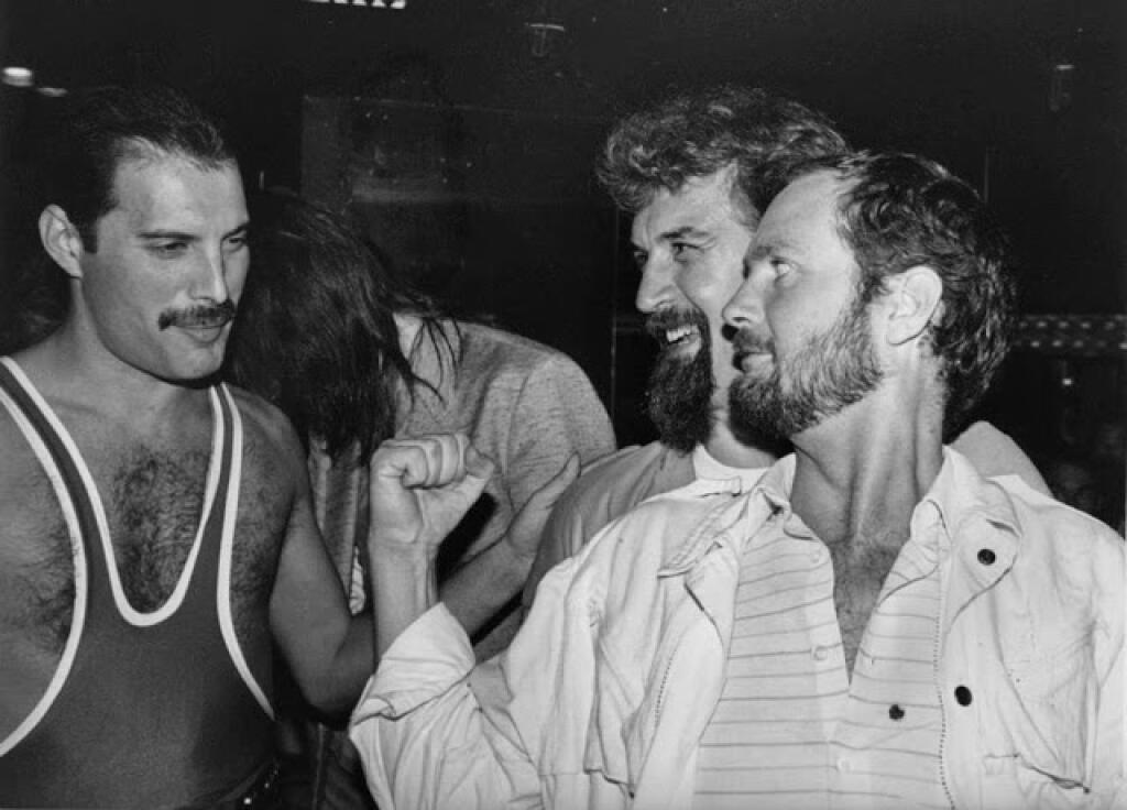 Spevák Queen Freddie Mercury a komikmi Billy Connollym, v strede, Kenny Everettom, vpravo.