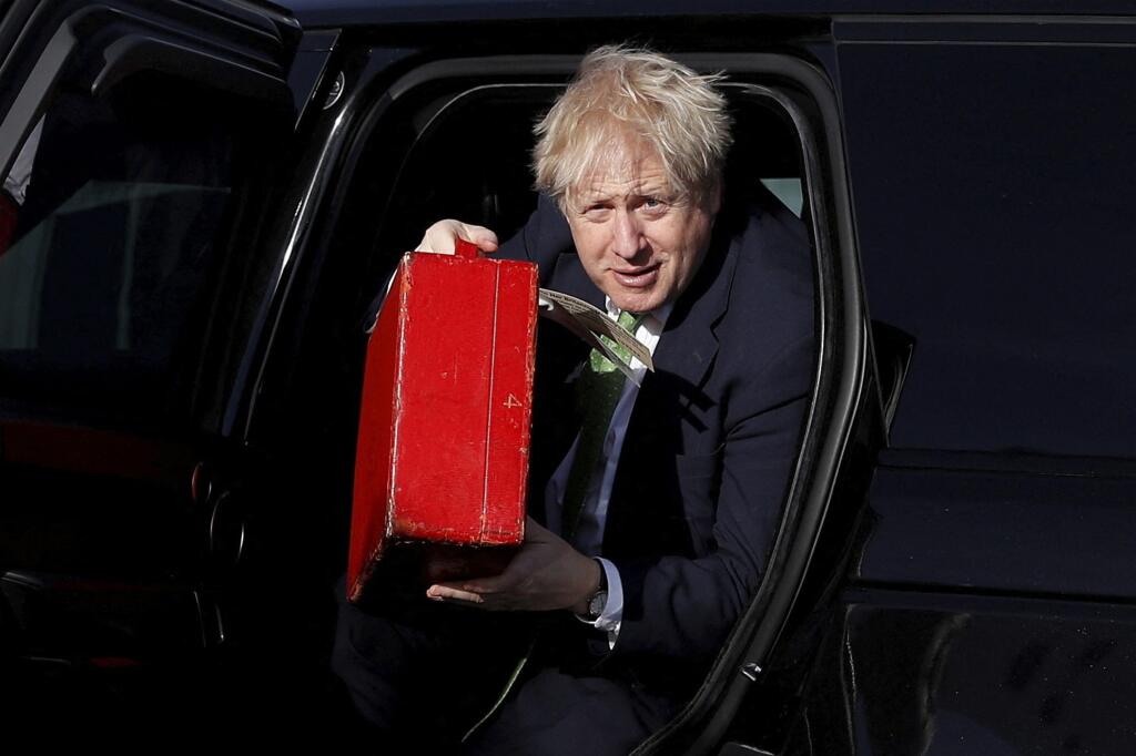 WA 3 Londýn - Britský premiér Boris Johnson vystupuje z limuzíny na letisku v Londýne pred odletom do Kyjeva v utorok 1. februára 2022. V ukrajinskej metropole sa stretne s ukrajinským prezidentom Volodymyrom Zelenským, kde budú diskutovať o rastúcich obavách z ruskej vojenskej intervencie na Ukrajine. FOTO TASR/AP


British Prime Minister Boris Johnson arrives to board an aircraft on his way to Kyiv, Ukraine, in London Tuesday Feb. 1, 2022 as he holds crisis talks with Ukrainian President Volod