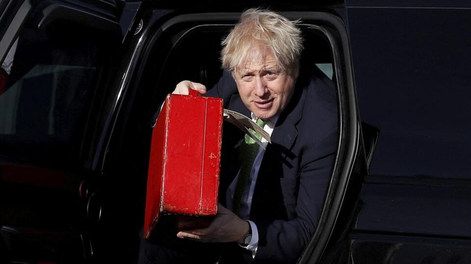 WA 3 Londýn - Britský premiér Boris Johnson vystupuje z limuzíny na letisku v Londýne pred odletom do Kyjeva v utorok 1. februára 2022. V ukrajinskej metropole sa stretne s ukrajinským prezidentom Volodymyrom Zelenským, kde budú diskutovať o rastúcich obavách z ruskej vojenskej intervencie na Ukrajine. FOTO TASR/AP
British Prime Minister Boris Johnson arrives to board an aircraft on his way to Kyiv, Ukraine, in London Tuesday Feb. 1, 2022 as he holds crisis talks with Ukrainian President Volod