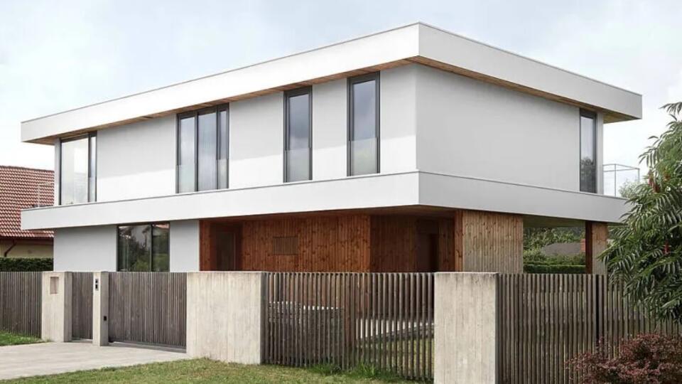Moderný dom v lotyšskej Rige inšpiruje minimalizmom, ktorý podčiarkujú drevo a betón.