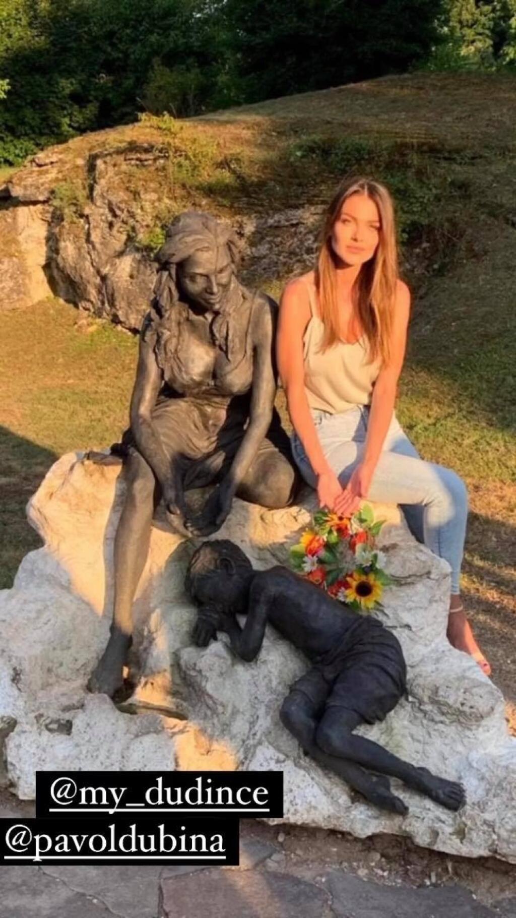 Martina Schindlerová má v Dudinciach sochu s jej podobizňou.