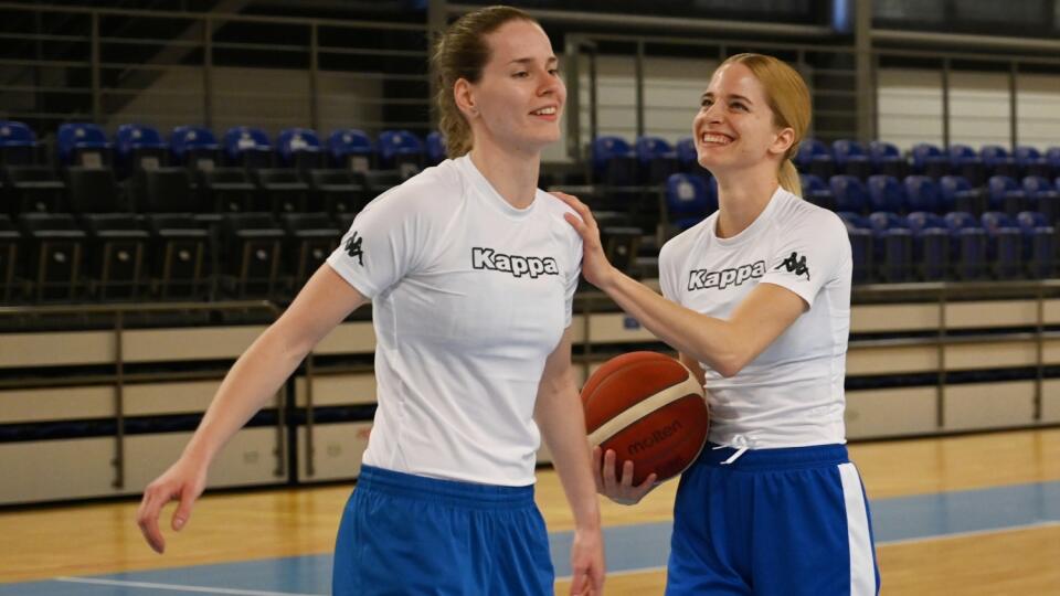 Na snímke zľava hráčky ženskej basketbalovej reprezentácie Miroslava Praženicová a Terézia Páleníková počas tréningu v rámci reprezentačného zrazu v Piešťanoch v utorok 11. mája 2021. FOTO TASR - Lukáš Grinaj