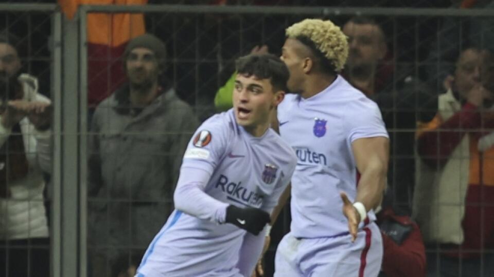 JB 28 Istanbul - Hráč Barcelony Pedri (vpravo) oslavuje so spoluhráčmi úvodný gól počas zápasu odvety osemfinále Európskej ligy Galatasaray Istanbul - FC Barcelona v Istanbule 17. marca 2022. FOTO TASR/AP
Barcelona's Pedri, right, celebrates with teammates after scoring his side's first goal during the Europa League round of 16 second leg soccer match between Galatasaray and Barcelona in Istanbul, Turkey, Thursday, March 17, 2022. (AP Photo)