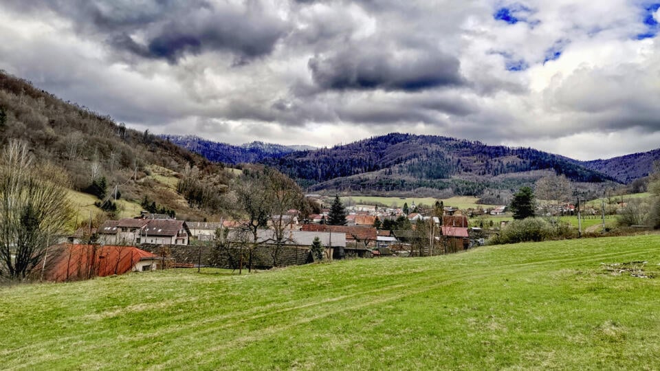 Kojšov je zovretý lesmi Volovských vrchov.