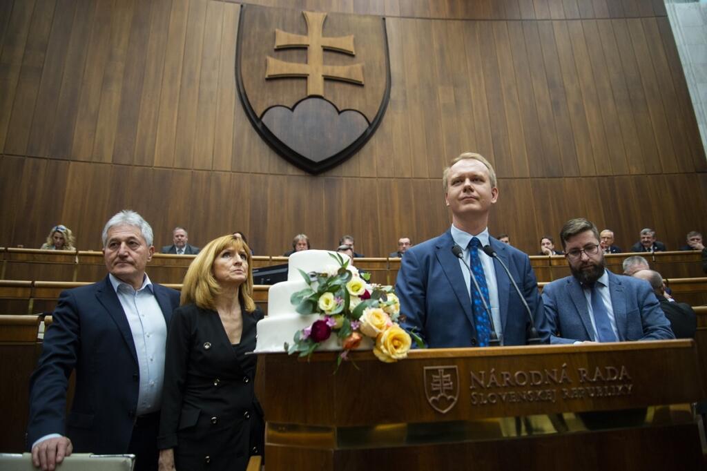 SR Bratislava NRSR schôdza mimoriadna parlament BAX
