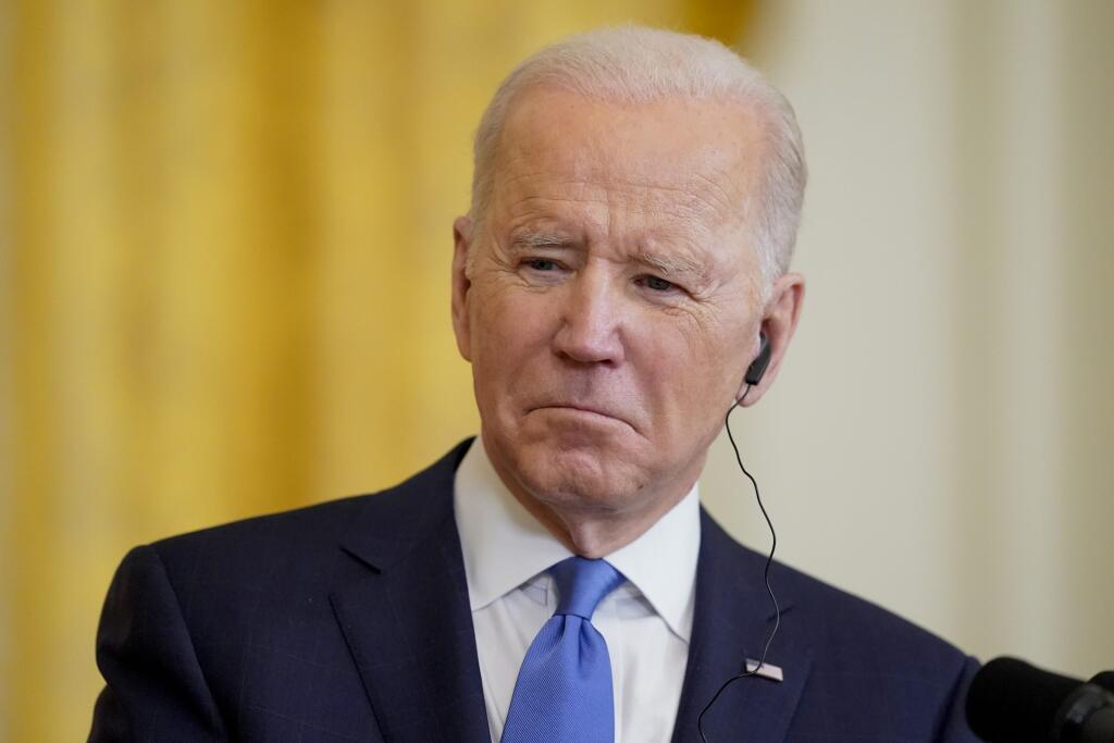 JB 4 Washington - Americký prezident Joe Biden počúva počas spoločnej tlačovej konferencie s nemeckým kancelárom Olafom Scholzom (nie je na snímke) po ich stretnutí v Bielom dome vo Washingtone 7. februára 2022. FOTO TASR/AP

President Joe Biden listens as German Chancellor Olaf Scholz speaks during a news conference in the East Room of the White House, Monday, Feb. 7, 2022, in Washington. (AP Photo/Alex Brandon)